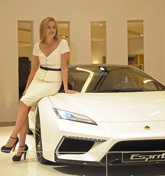 Hollywood-Star Sharon Stone nimmts mit dem Lotus Esprit auf ... Foto: Lotus/Auto-Reporter.NET